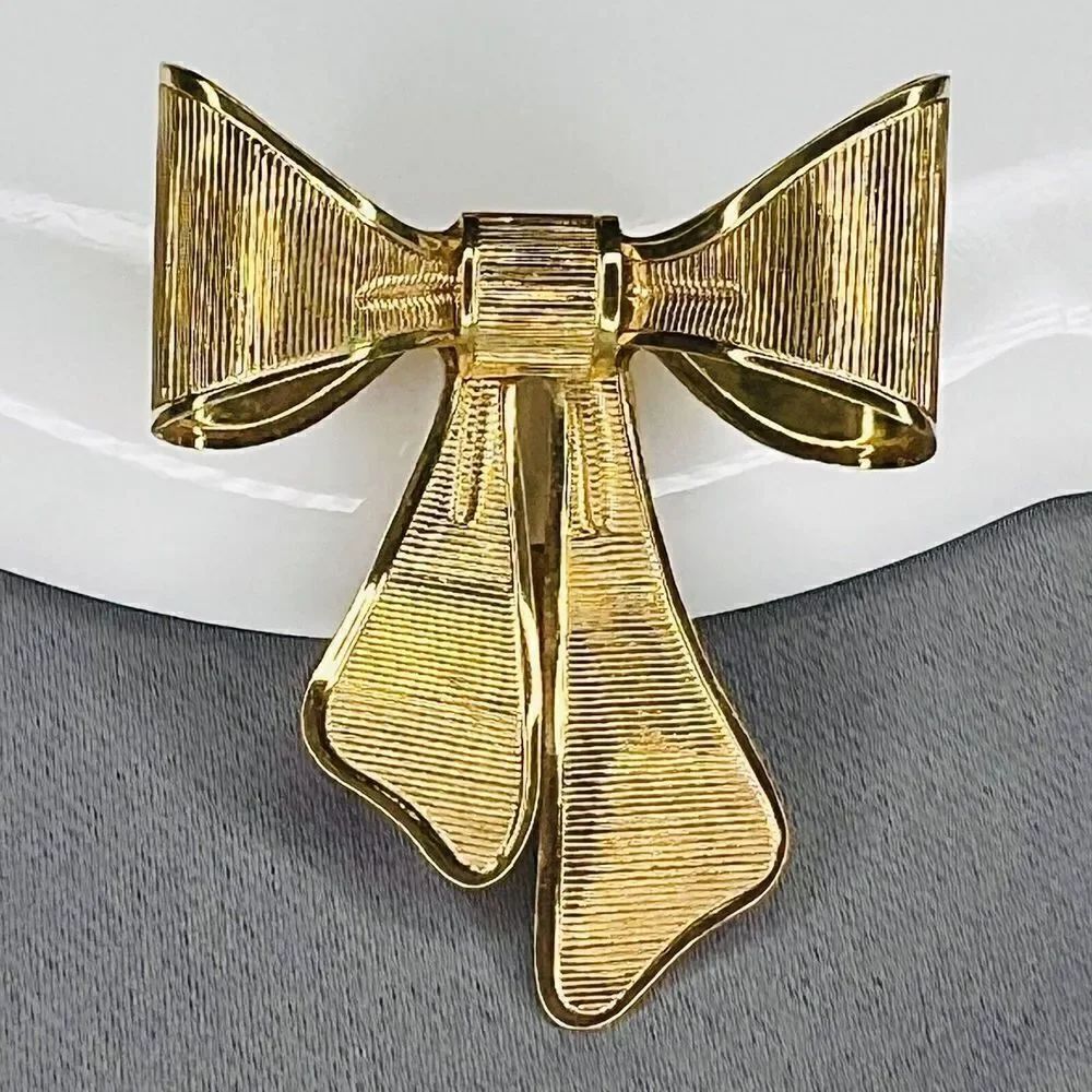 Vintage Signed Avon 1980 Gold Tone Bow Ribbon Brooch Pin Holds Corsage